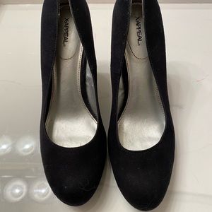 Suede-like dress pumps for the sophisticated look